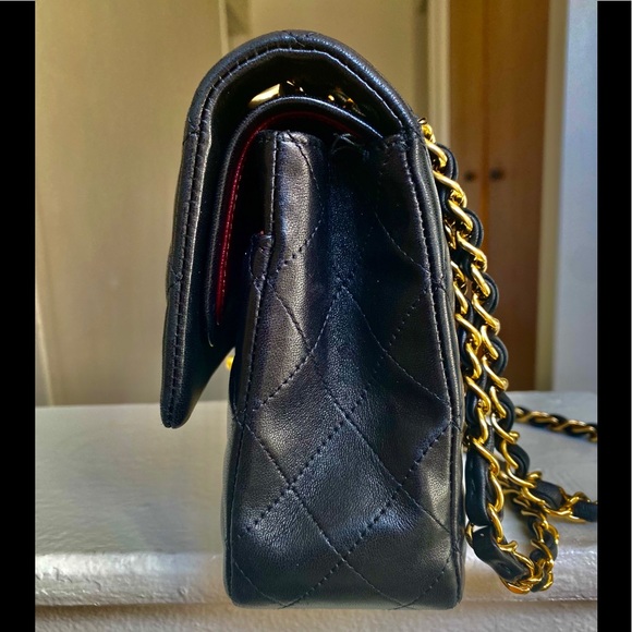 Chanel Medium Classic Flap Black Lambskin - Picture 3 of 15